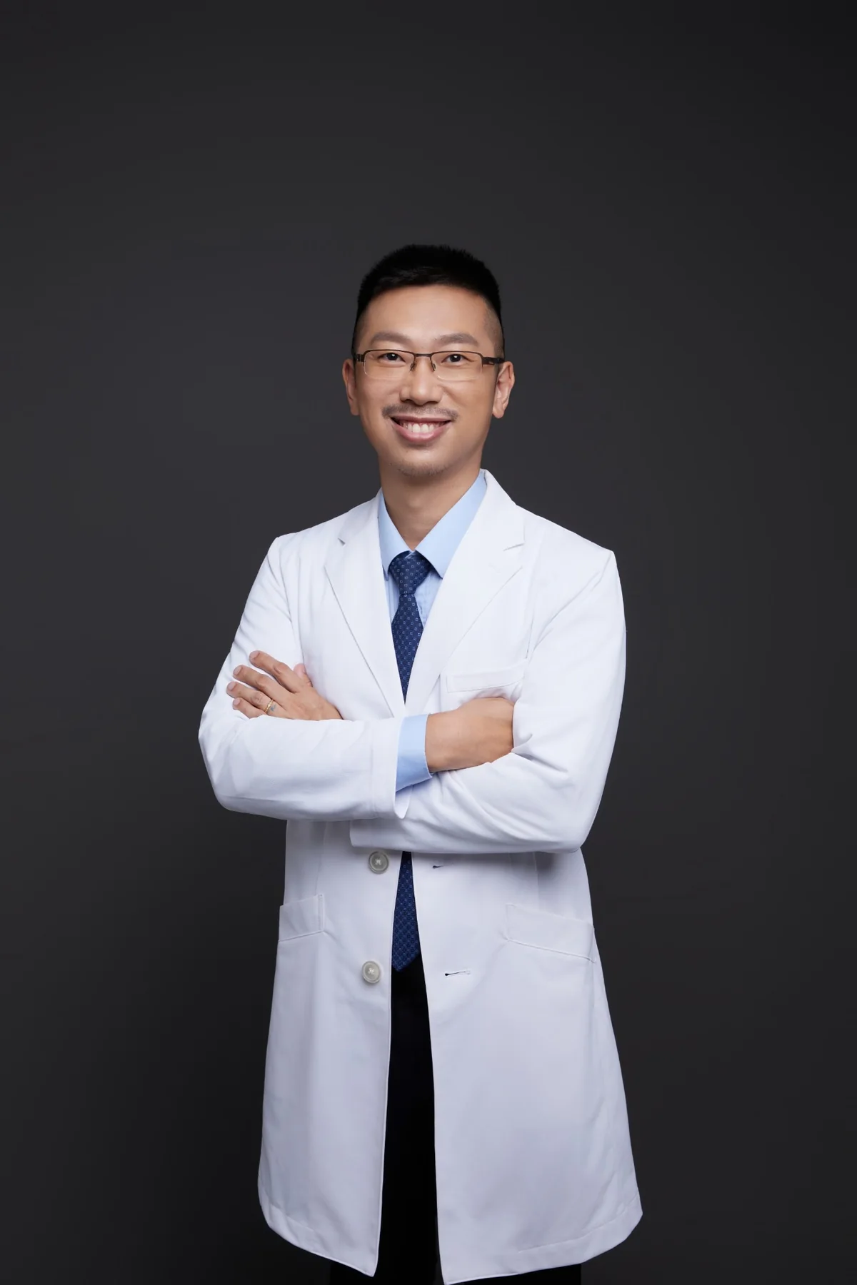 夏肇聰醫師雙手交叉的專業形象照