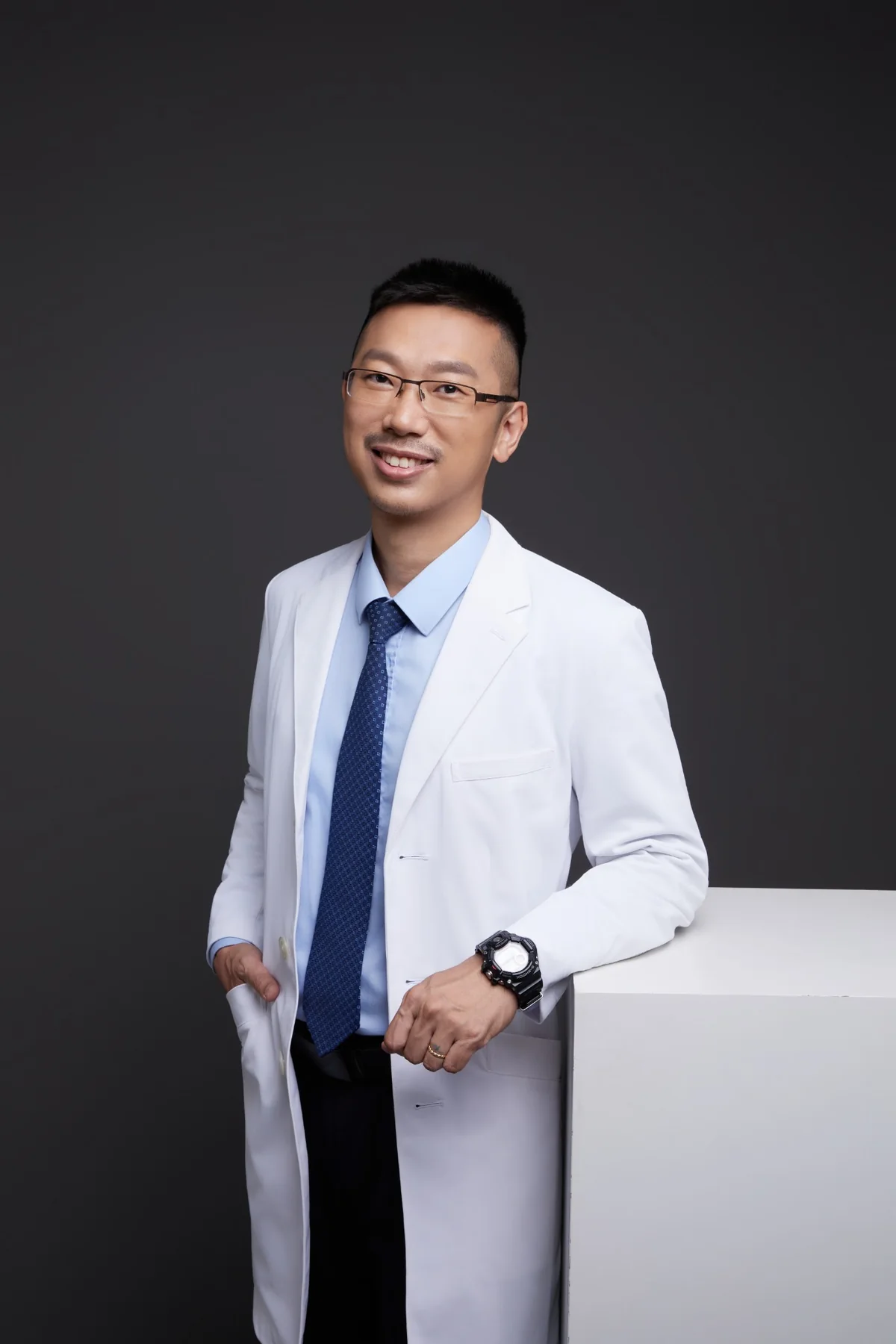 夏肇聰醫師穿著白袍的專業形象照